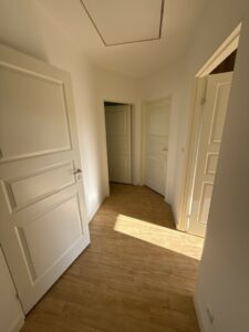 Nowy, wykończony dom parterowy i domek holenderski