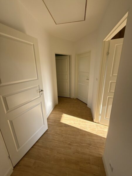 Nowy, wykończony dom parterowy i domek holenderski