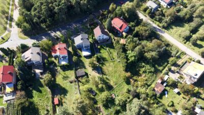 Dom z ogrodem na obrzeżach miasta.