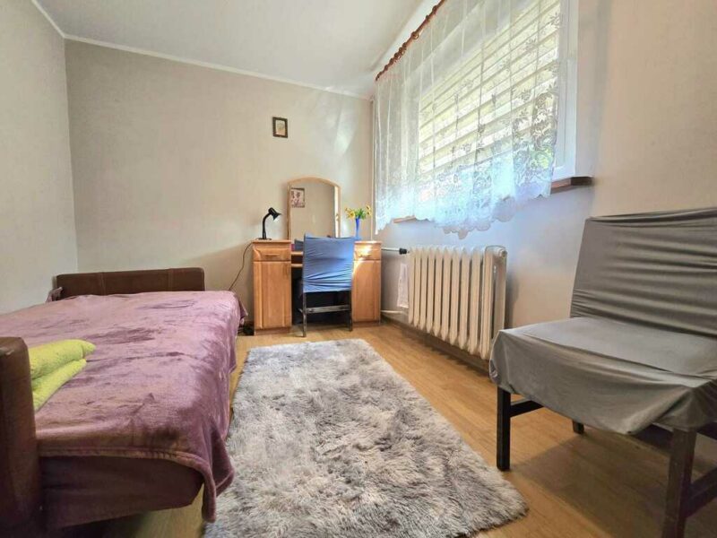 Mieszkanie na parterze z balkonem i garażem.