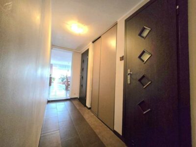 Mieszkanie na parterze z balkonem i garażem.