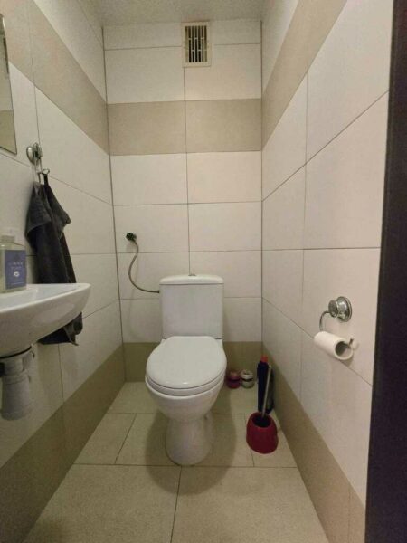Mieszkanie na parterze z balkonem i garażem.