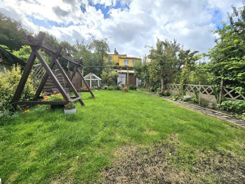 Mieszkanie na parterze z balkonem i garażem.