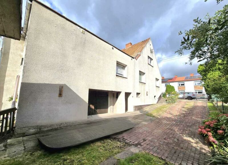 Mieszkanie na parterze z balkonem i garażem.