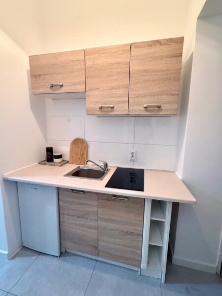 Centrum kawalerka 14,24 m2, parter, przy parku.