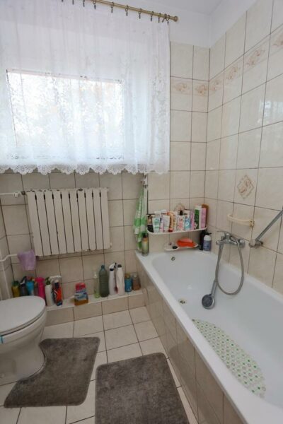 Połowa bliźniaka w atrakcyjnej lokalizacji