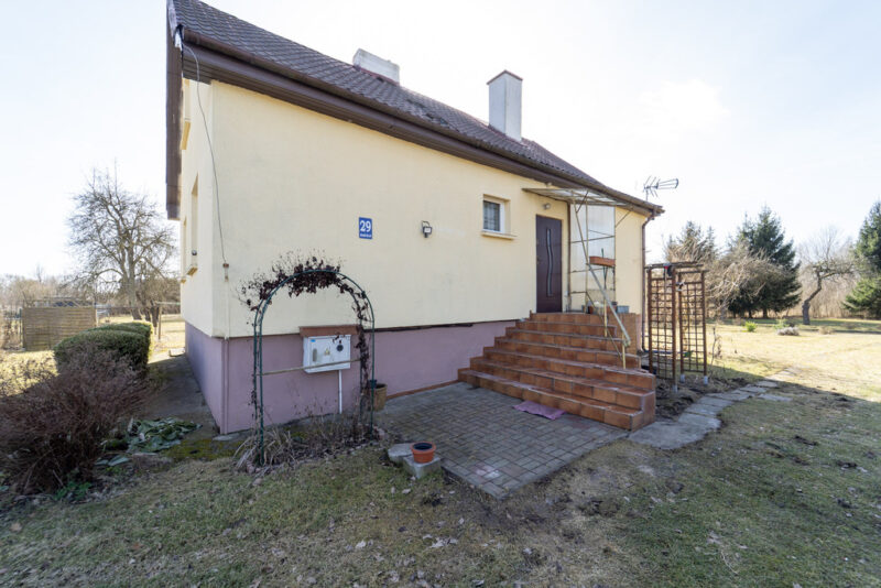 Dom k. Szczecinka na dużej działce blisko jeziora