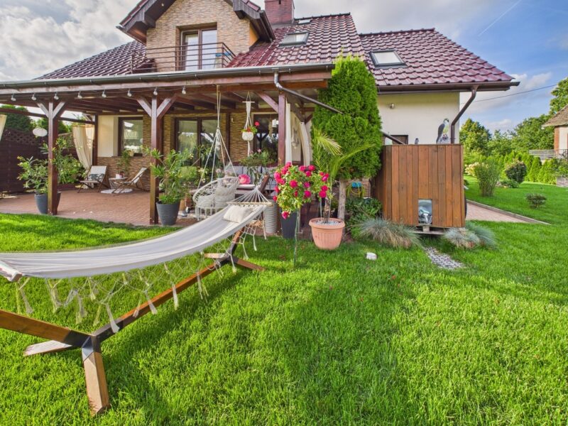 Nowoczesny dom z ogrodem i tarasem