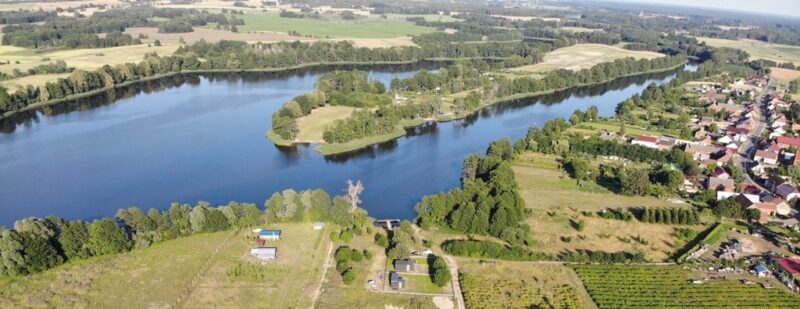 Działka w malowniczej lokalizacji nad jeziorem