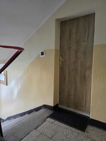 Kawalerka po remoncie z ogrodem