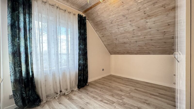 Dom nad jeziorem Szadzko – własna linia brzegowa