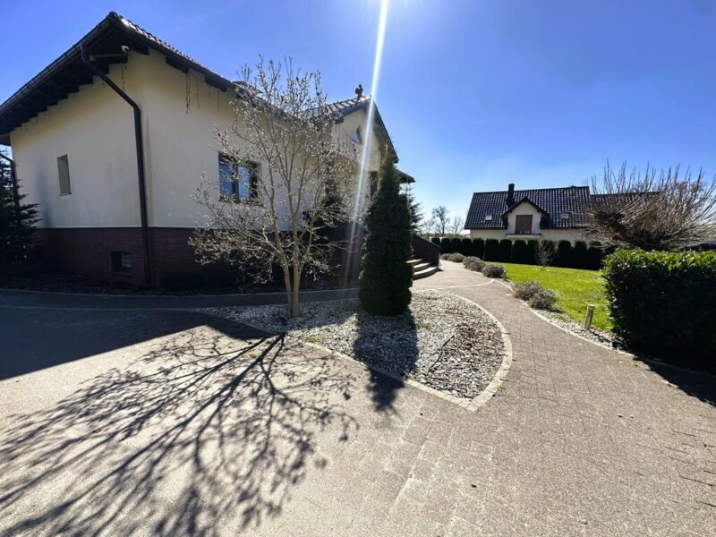 Stara Rudnica dom z antresolą piwnicą i garażem