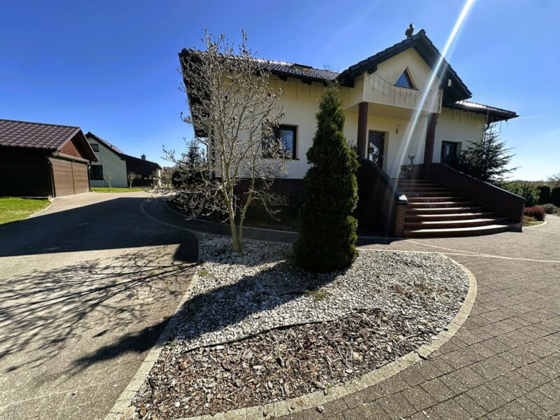 Stara Rudnica dom z antresolą piwnicą i garażem