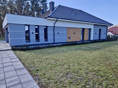 Nowoczesny parterowy dom przy lesie z garażem