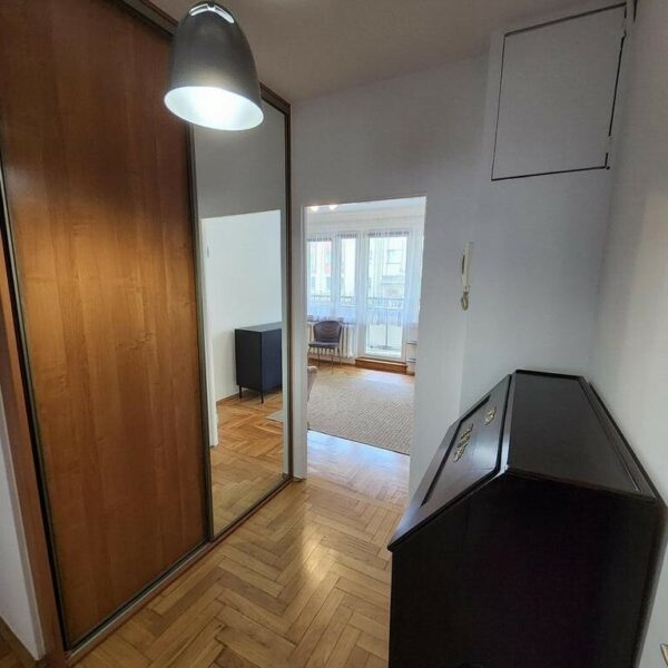 Centrum, 2 pokoje na parterze z dużym balkonem.