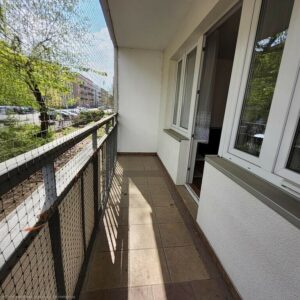 Centrum, 2 pokoje na parterze z dużym balkonem.