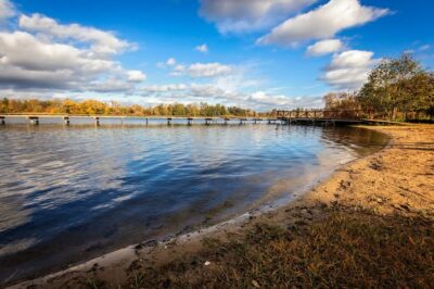 Działka budowlana z linią brzegową jeziora