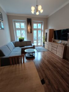 Atrakcyjne mieszkanie w centrum – 2 pokoje, balkon