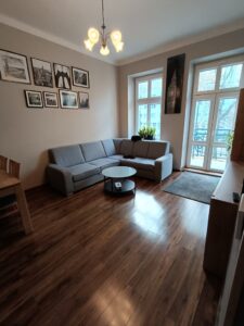 Atrakcyjne mieszkanie w centrum – 2 pokoje, balkon