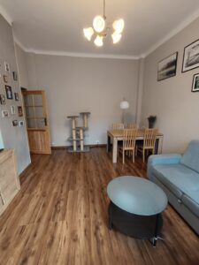 Atrakcyjne mieszkanie w centrum – 2 pokoje, balkon
