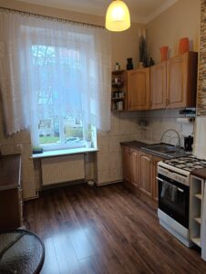 Atrakcyjne mieszkanie w centrum – 2 pokoje, balkon