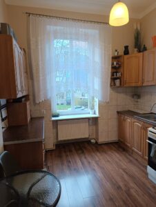 Atrakcyjne mieszkanie w centrum – 2 pokoje, balkon