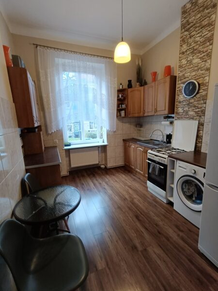 Atrakcyjne mieszkanie w centrum – 2 pokoje, balkon