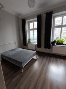 Atrakcyjne mieszkanie w centrum – 2 pokoje, balkon
