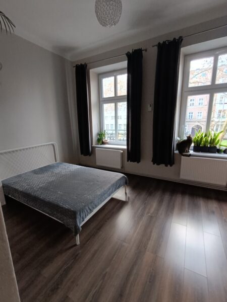 Atrakcyjne mieszkanie w centrum – 2 pokoje, balkon