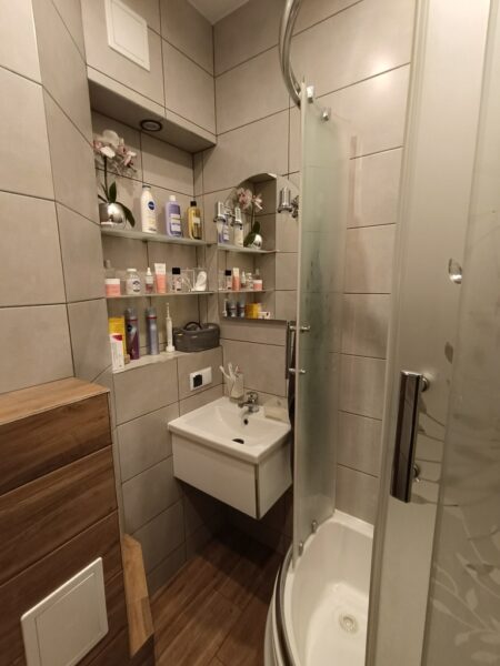 Atrakcyjne mieszkanie w centrum – 2 pokoje, balkon