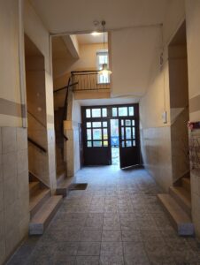 Atrakcyjne mieszkanie w centrum – 2 pokoje, balkon