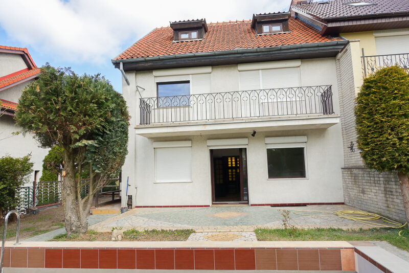 Pół bliźniaka, 2 garaże, basen, działka 613 m2,