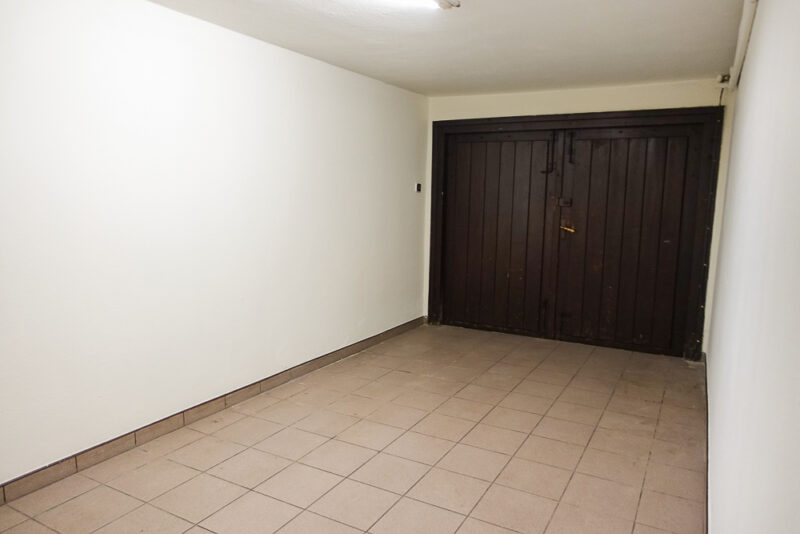Pół bliźniaka, 2 garaże, basen, działka 613 m2,