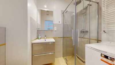 Apartament z ogródkiem i miejscem parkingowym.