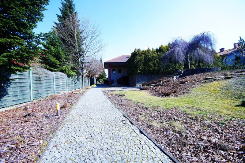 Dom 240m2 2 mieszkania plus budynek usługowy