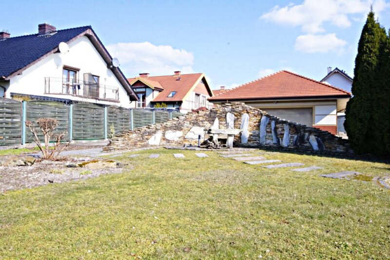 Dom 240m2 2 mieszkania plus budynek usługowy