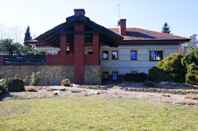 Dom 240m2 2 mieszkania plus budynek usługowy