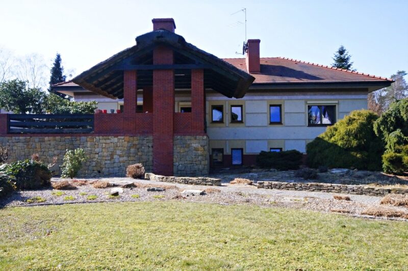 Dom 240m2 2 mieszkania plus budynek usługowy