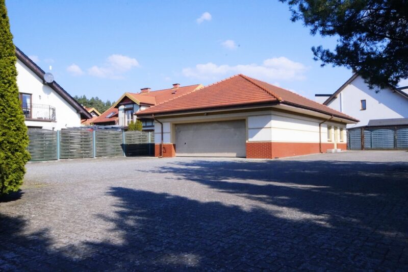 Dom 240m2 2 mieszkania plus budynek usługowy