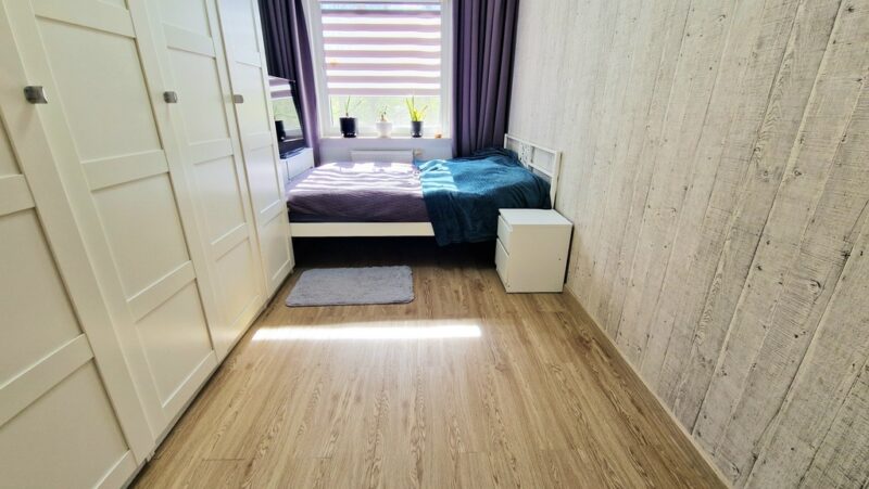 Dwa pokoje z miejscem postojowym i balkonem