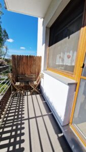 Dwa pokoje z miejscem postojowym i balkonem