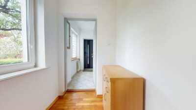 Przestronny dom z 2 wejściami z różnych ulic
