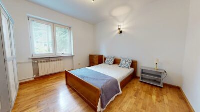 Przestronny dom z 2 wejściami z różnych ulic