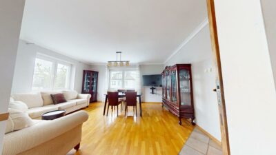Przestronny dom z 2 wejściami z różnych ulic