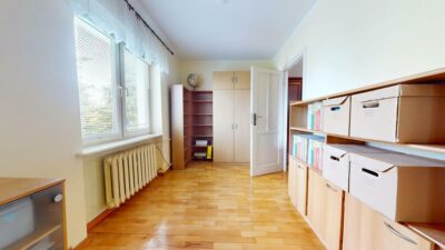 Przestronny dom z 2 wejściami z różnych ulic