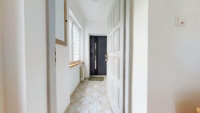 Przestronny dom z 2 wejściami z różnych ulic