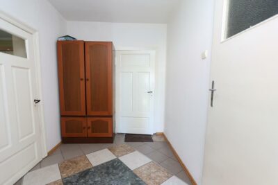 DOM NAD STAWEM PRZY LESIE
