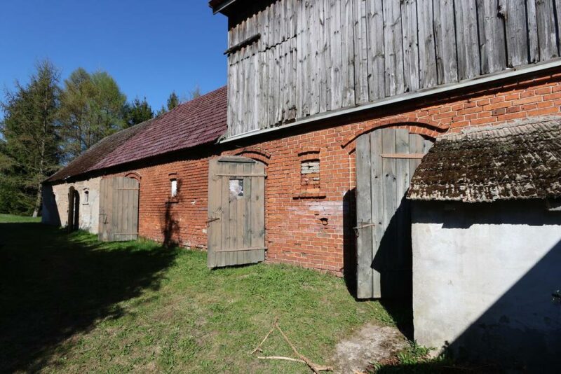 DOM NAD STAWEM PRZY LESIE