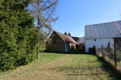 DOM NAD STAWEM PRZY LESIE
