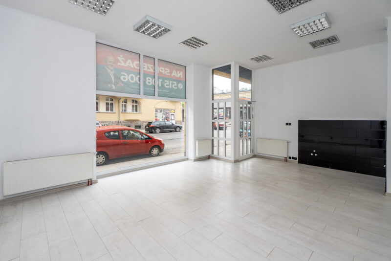 Atrakcyjny lokal użytkowy, duże witryny i parking 499 tys.